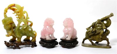 Lot 265 - A pair of pink quartz dogs, 9.5cm high; an onyx dragon and a soapstone group (4)