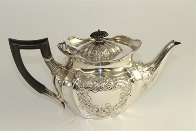 Lot 142 - A Victorian silver tea pot London, 1899, 25oz