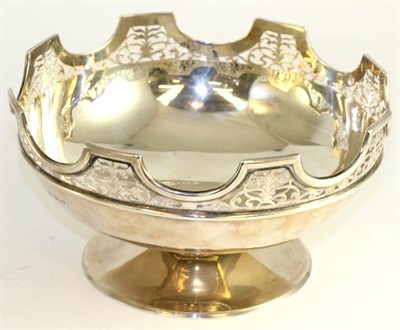 Lot 267 - A silver pedestal bowl by Robert and Belks, Sheffield 1921