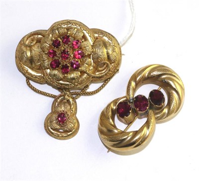 Lot 546 - A Victorian paste set brooch, a cluster of oval pink paste in collet settings within a scroll frame