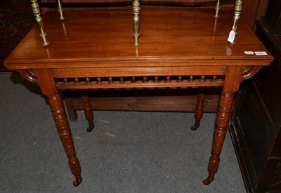 Lot 1407 - An Arts & Crafts walnut foldover card table, 89cm wide