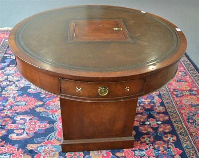 Lot 1501 - An early 20th century mahogany rent table in the George III style, with circular brown leather...