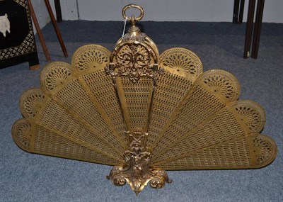 Lot 1512 - A 20th century fan shaped folding brass fireguard with carrying handle, height 79cm