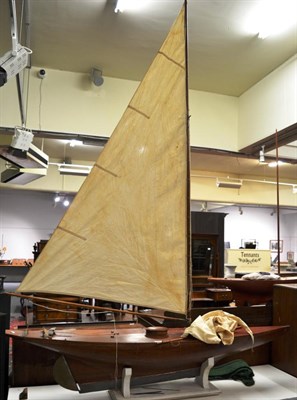 Lot 1628 - A late 19th century carvel-built racing pond yacht with mast, foresail, mainsail and spinnaker,...