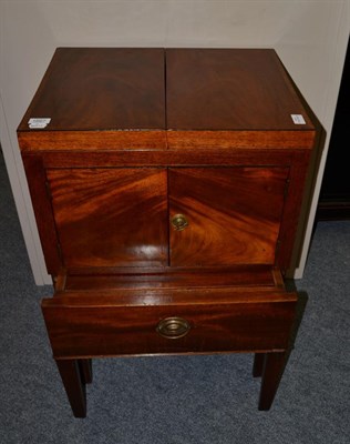 Lot 1667 - A George III mahogany and cross banded wash stand with hinge lid, width 54cm