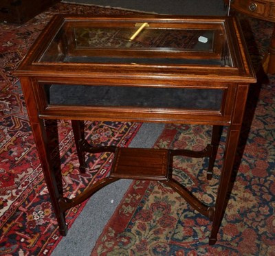 Lot 1775 - An Edwardian mahogany and satinwood banded bijouterie table, 75cm wide