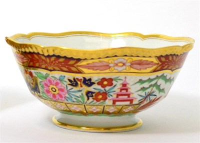 Lot 112 - A Worcester porcelain bowl circa 1815, painted in the Imari palette with exotic birds in a...