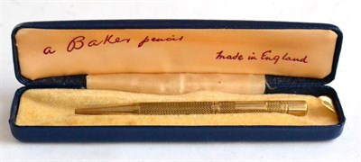 Lot 189 - ^ A 9ct gold cased propelling pencil, Birmingham 1964, with engine turned decoration, 9.5cm...