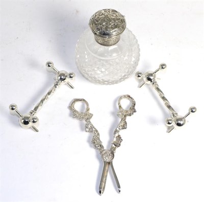 Lot 513 - A pair of Edwardian silver knife rests, Sheffield 1902; a Victorian silver hobnail cut glass...