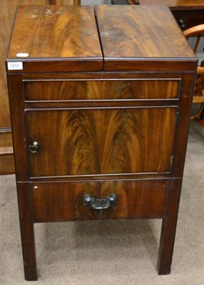 Lot 1431 - A George III mahogany washstand, diameter 52cm wide