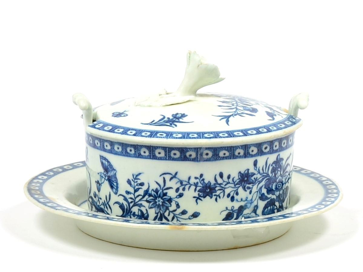 Lot 14 - A Worcester Porcelain Butter Tub, Cover and Stand, circa 1775, printed in underglaze blue with...