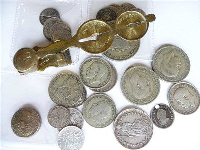 Lot 122 - Miscellaneous Lot including: a set of brass sovereign and half sovereign scales, a George III brass