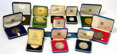 Lot 83 - A Collection of UK & Foreign Silver Coins & Commemorative Medals comprising: UK 4 x silver...