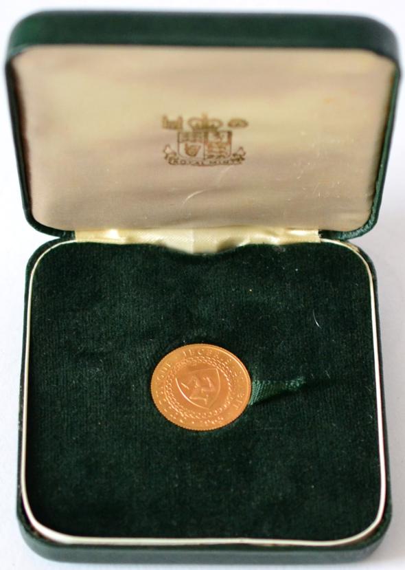 Lot 141 - Isle of Man Sovereign 1965, 'Bicentenary of the Revestment Act 1765 - 1965,' rev. triskeles, 7.99g
