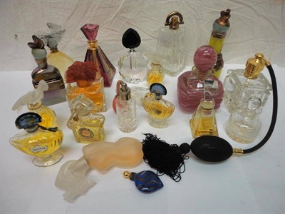 Lot 1188 - Assorted 20th Century Glass Scent Bottles and Stoppers, including Lalique, etc