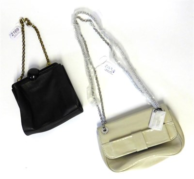 Lot 2169 - Lulu Guinness Cream Patent Anna Bow Bag with chain link shoulder strap, red lips on black...