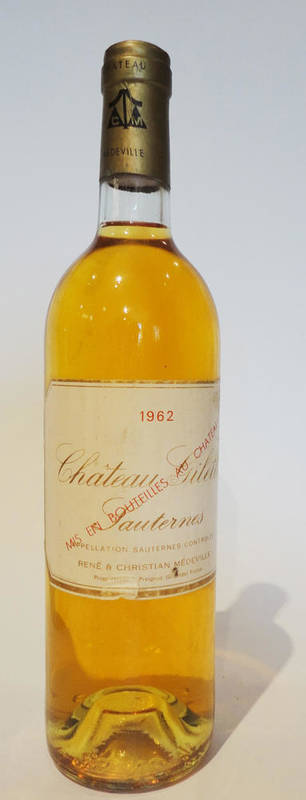 Lot 139 - Chateau Gilette 1962, Sauternes U: into neck, torn label 90 RP