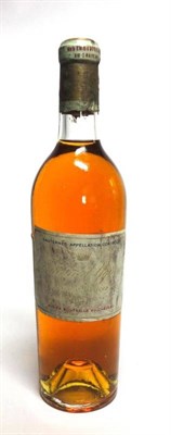 Lot 144 - Chateau d'Yquem 1949, Sauternes U: into neck, small nick to label