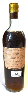 Lot 1121 - Chateau d'Yquem 1939, Sauternes U: upper/mid shoulder, losses to label, wine is a dark amber colour