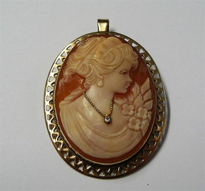 Lot 115 - A 9 Carat Gold Cameo Brooch/Pendant, the cameo carved with a maiden's portrait, within an oval...