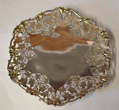Lot 1025 - A Modern Silver Comport, Atkin Brothers, Sheffield 1947, hexagonal with a shaped cast fruiting vine