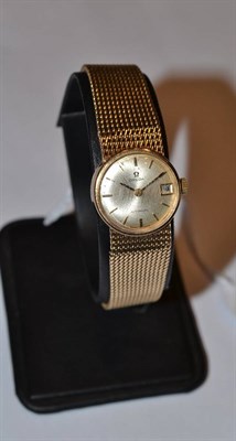 Lot 1126 - A Lady's 9ct Gold Automatic Centre Seconds Calendar Wristwatch, signed Omega, 1968, (calibre...