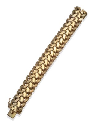 Lot 2022 - A 9 Carat Gold Bracelet, of textured zigzag links, length 18.5cm