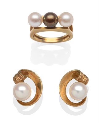 Lot 2080 - A Cultured Pearl Ring, a black pearl between two white pearls, to yellow split shoulders on a plain