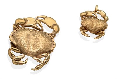 Lot 2161 - A 9 Carat Gold Crab Brooch and a Matching Pendant, realistically cast in the round, brooch measures