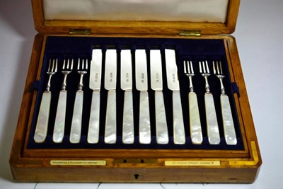 Lot 2221 - A Set of Twelve Edwardian Silver Dessert Knives and Forks, Goldsmiths & Silversmiths Co Ltd, London