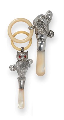 Lot 2351 - An Edwardian Silver Novelty Dog Head Rattle, Crisford & Norris, Birmingham 1902, with ivory...