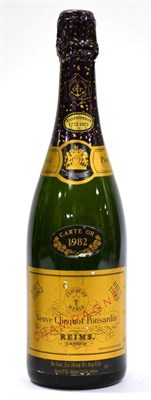 Lot 2225 - Veuve Cliquot Brut 1982, vintage champagne U: 1cm inverted