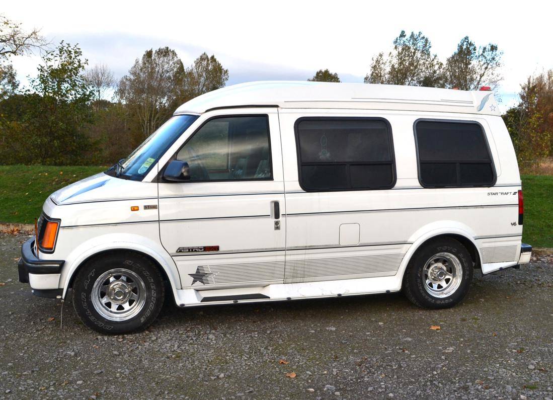 Lot 2146 - 1994 GMC Chevrolet Astro Day Van By Starcraft Registration Number: M338 FUA Date Of First...