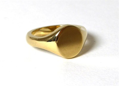 Lot 327 - A 9 carat gold signet ring, finger size O