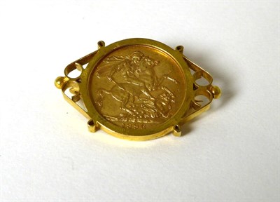 Lot 339 - A Victorian 1896 sovereign, loose mount in a 9 carat gold frame as a brooch