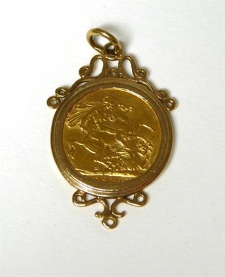 Lot 376 - An Edward VII 1910 sovereign, loose mount in 9 carat gold frame, as a pendant