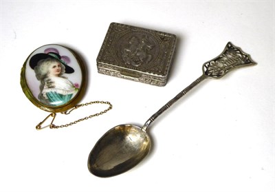 Lot 402 - A Continental silver small rectangular box; a Chinese silver spoon and a Continental oval porcelain