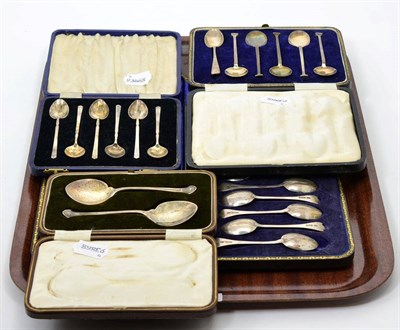Lot 39 - A set of twelve silver teaspoons and tongs, Sheffield 1921, with trefid terminalos; a set of...