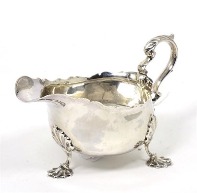 Lot 125 - A George II style silver sauceboat, Nathan & Hayes, Chester,1905, 19cms long, 10.6ozt
