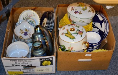 Lot 1078 - A group of ceramics including Crown Devon lustre wares, Royal Worcester Evesham wares, Royal...