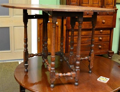 Lot 1264 - An oak drop leaf table