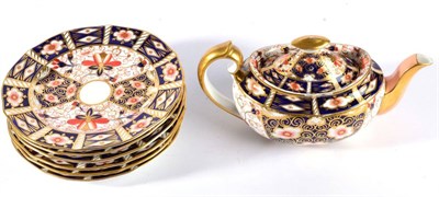 Lot 132 - Royal Crown Derby Imari pattern 2451 teapot and six plates (7)