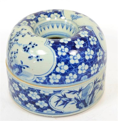 Lot 282 - A Chinese porcelain blue and white spittoon