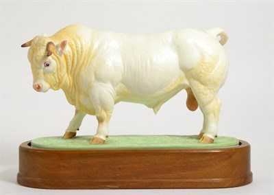 Lot 137 - Royal Worcester Charolais Bull ";Vaillant";, model No. RW3824 by Doris Lindner, on wooden plinth