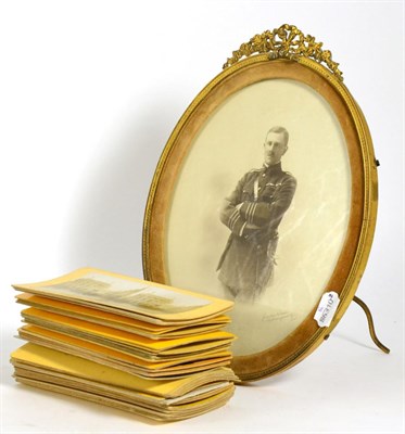 Lot 198 - A gilt oval photograph frame depicting an officer, together with a quantity of stereo cards