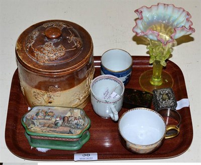 Lot 38 - A group of miscellaneous including a silver snuff box, vaseline glass vase, Prattware box and cover