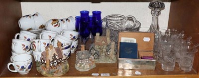 Lot 172 - A quantity of ceramics including Royal Worcester Evesham pattern tea cups and saucers, blue and...