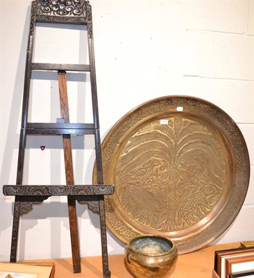 Lot 1032 - A charger, pot and a carved easel