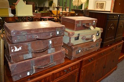 Lot 1086 - Six travelling suitcases