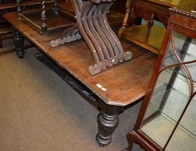 Lot 1311 - A Victorian extending dining table (with two extra leaves)